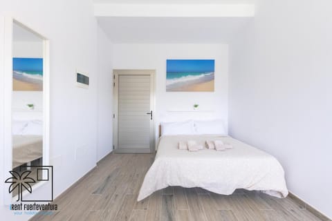 Bed, Photo of the whole room, internet, towels