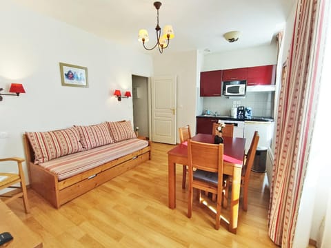 Kitchen or kitchenette, Living room, Seating area, Dining area, minibar, stove