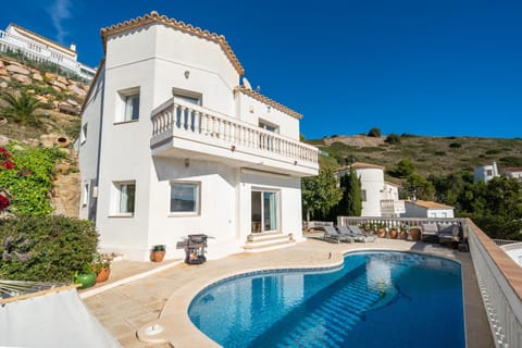 Property building, Patio, Day, Swimming pool, sunbed