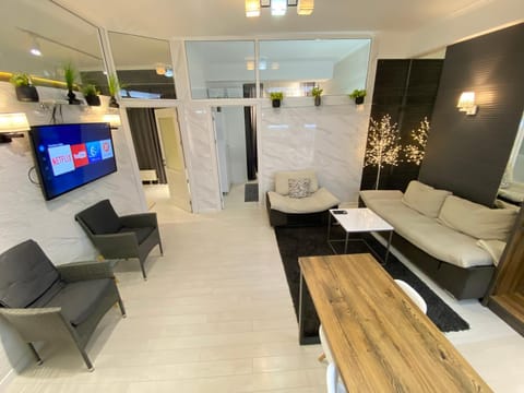 Communal lounge/ TV room, TV and multimedia, Living room, Seating area, Evening entertainment