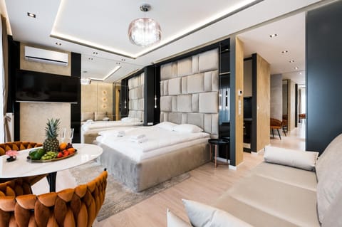 Bed, TV and multimedia, Photo of the whole room, Seating area, Bedroom, air conditioner