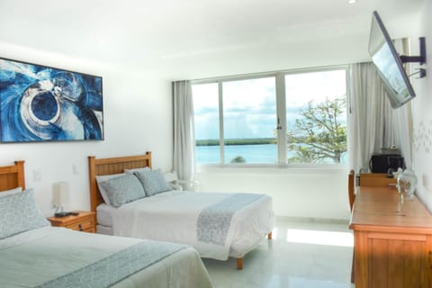Bed, Natural landscape, TV and multimedia, Photo of the whole room, Seating area, Bedroom, Lake view, air conditioner