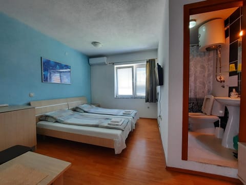 Bed, Bathroom, TV and multimedia, Photo of the whole room, Bedroom, towels