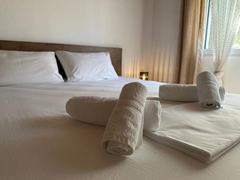 Bed, Bedroom, towels