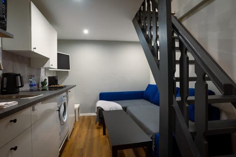 Kitchen or kitchenette, Living room, Seating area, minibar, stove