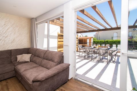 Living room, Pool view