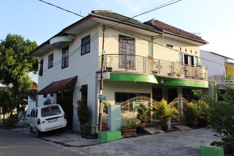 Property building, Neighbourhood, Balcony/Terrace, Street view, Quiet street view