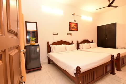 Bed, Kitchen or kitchenette, Photo of the whole room, Bedroom, fireplace, oven, wardrobe