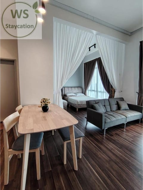 Bed, Living room, Photo of the whole room, Seating area, Dining area, Bedroom