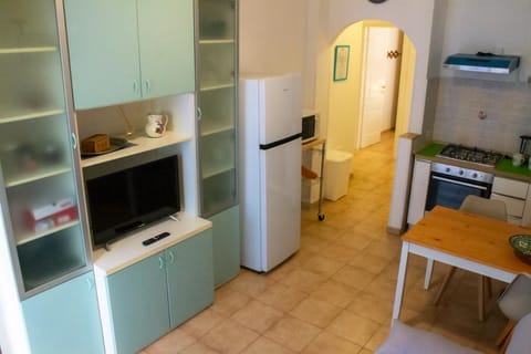 Communal lounge/ TV room, TV and multimedia, Balcony/Terrace, Food, Pets, Meals, children, young children, furniture, internet, locker, pet friendly, stove, kitchen