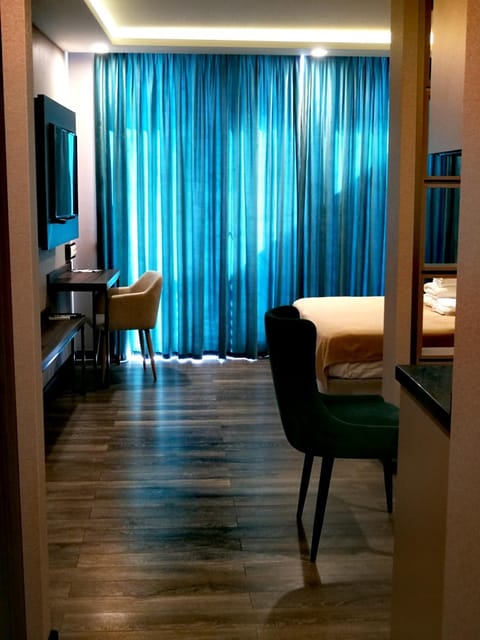 Bed, TV and multimedia, Living room, Photo of the whole room, Seating area, Bedroom, hair dresser