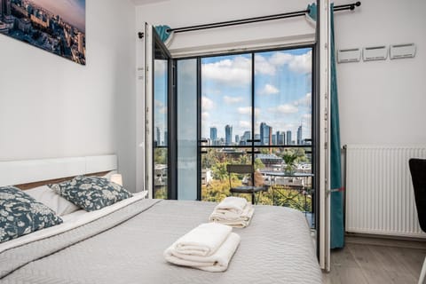 Bed, Photo of the whole room, City view