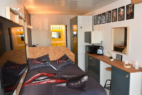 Bed, Coffee/tea facilities, Photo of the whole room, Bedroom, toaster