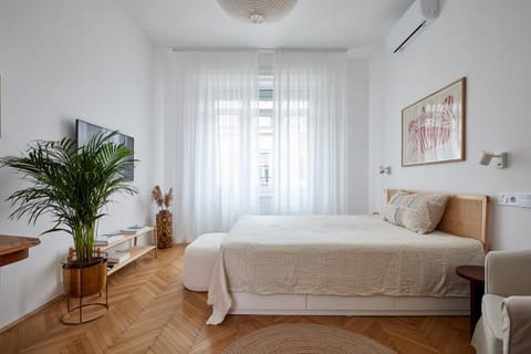 Bed, TV and multimedia, Bedroom