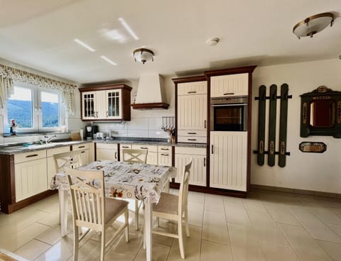 Coffee/tea facilities, Kitchen or kitchenette, Dining area, dishwasher, minibar, pet friendly, stove