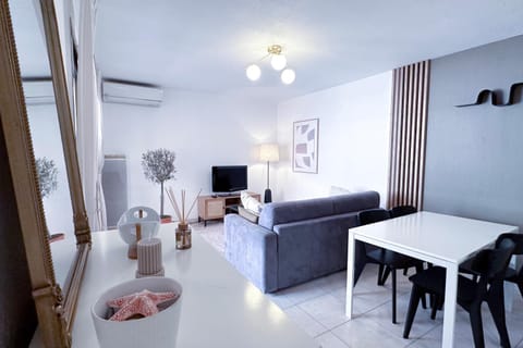 TV and multimedia, Living room, Seating area, Dining area, air conditioner