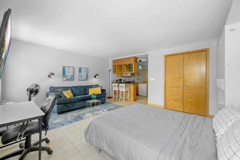 Bed, TV and multimedia, Living room, Photo of the whole room, Seating area