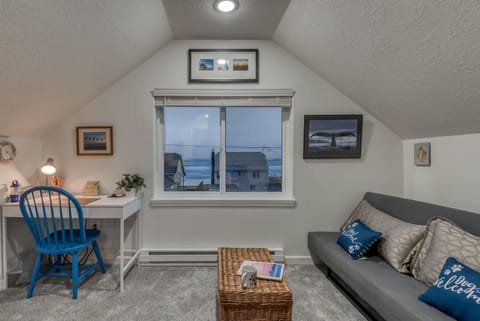 Charlies Lookout House in Lincoln City