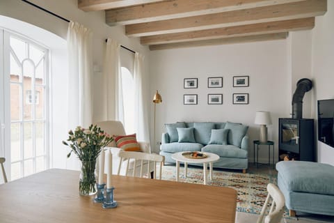 Seating area, flat iron