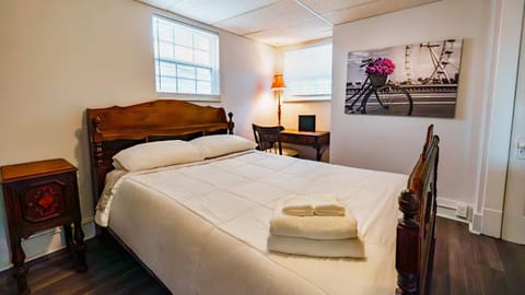 Massive 4 Bed House-Short Walk to Amazing View Apartment in Pittsburgh