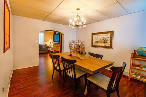 Massive 4 Bed House-Short Walk to Amazing View Apartment in Pittsburgh