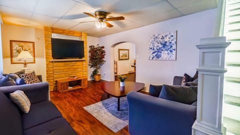 Massive 4 Bed House-Short Walk to Amazing View Apartment in Pittsburgh