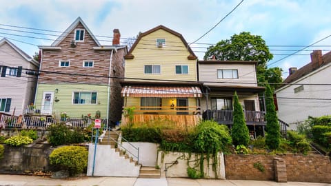 Massive 4 Bed House-Short Walk to Amazing View Apartment in Pittsburgh