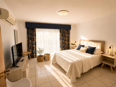 Bed, TV and multimedia, Photo of the whole room, Bedroom, towels, air conditioner