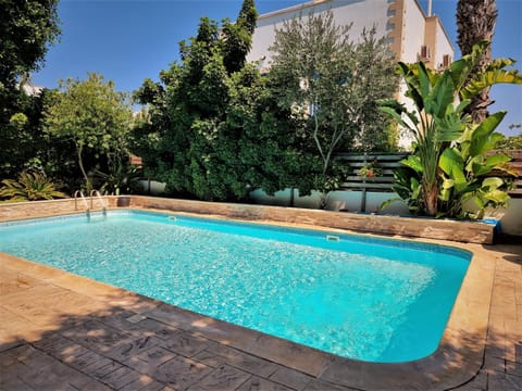 Swimming pool, Swimming pool