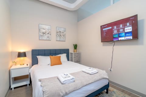 Bed, TV and multimedia, Photo of the whole room, Bedroom, towels