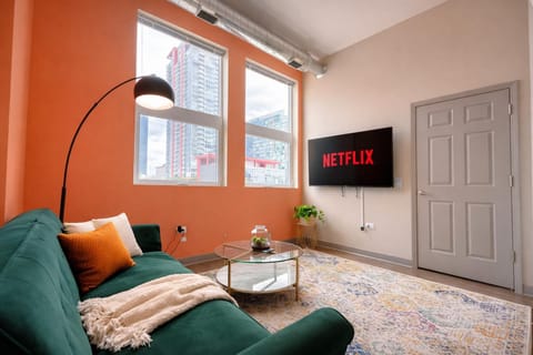 Chic South Loop 2BR Apartment with Gym and Optional Parking Near Grant Park, McCormick Place, Museum Campus & Downtown Apartment in South Loop