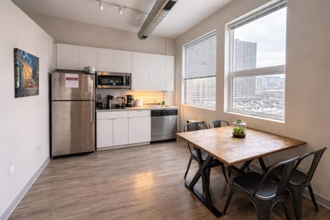 Chic South Loop 2BR Apartment with Gym and Optional Parking Near Grant Park, McCormick Place, Museum Campus & Downtown Apartment in South Loop
