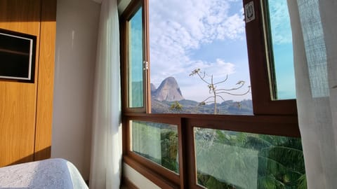 Bed, Natural landscape, TV and multimedia, Photo of the whole room, Bedroom, Landmark view, Mountain view