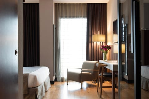Bed, Photo of the whole room, Seating area, wardrobe