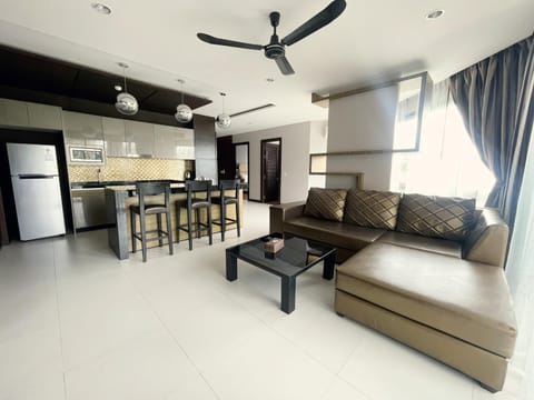 Kitchen or kitchenette, Living room, Photo of the whole room, Seating area, fireplace, minibar, stove, air conditioner