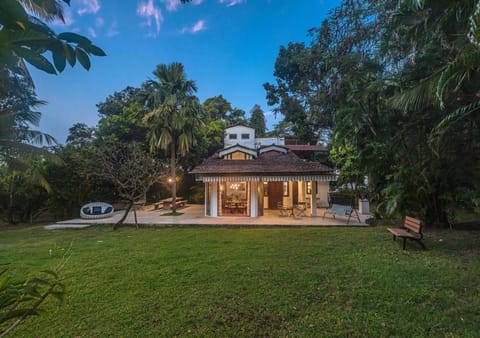 Property building, Day, Garden, Garden view, Parking