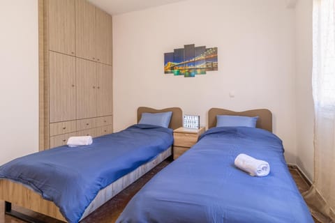 Bed, Photo of the whole room, towels