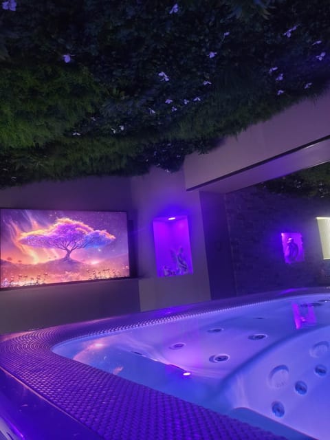Hot Tub, Swimming pool