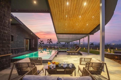Facade/entrance, Swimming pool
