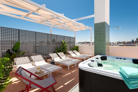 Day, Hot Tub, Swimming pool, sunbed, towels