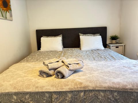 Bed, towels