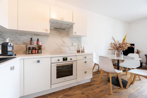 Kitchen or kitchenette, Dining area