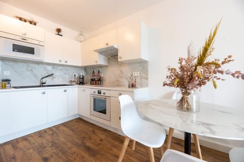 Kitchen or kitchenette, Dining area