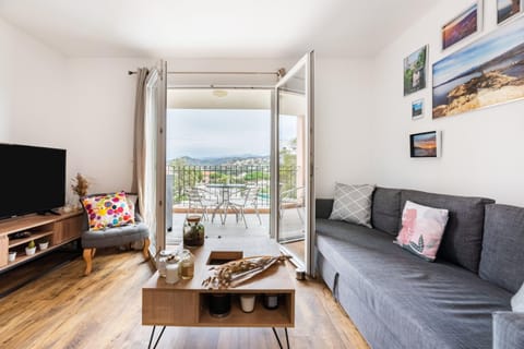Balcony/Terrace, Living room, Mountain view