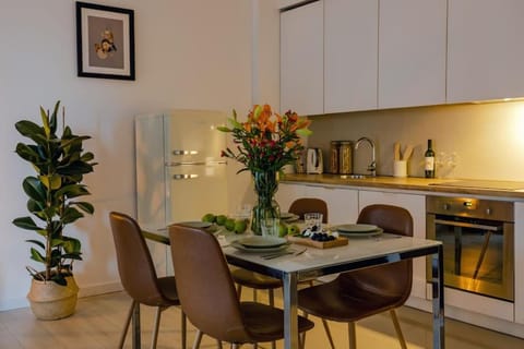 Dining area, pet friendly, stove