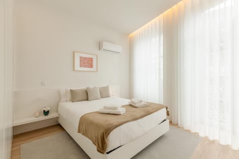 Bed, Photo of the whole room, Bedroom, towels, air conditioner