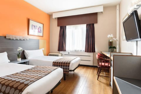 Bed, TV and multimedia, Photo of the whole room, Decorative detail, Bedroom