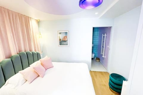 Photo of the whole room, Bedroom