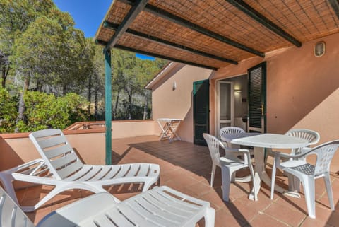 Property building, Balcony/Terrace, Living room