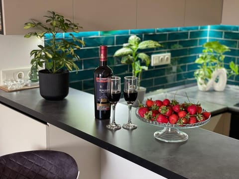 Kitchen or kitchenette, Food and drinks, Dining area, Food, Drinks